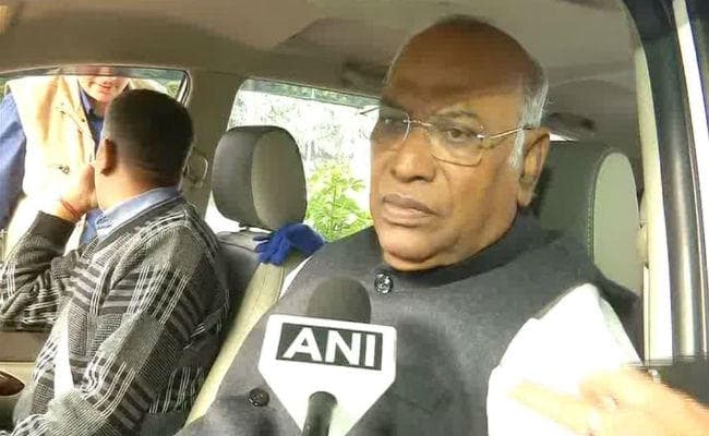 कांग्रेस नेता खड़गे ने सीबीआई के नये निदेशक की नियुक्ति पर असहमति नोट भेजा