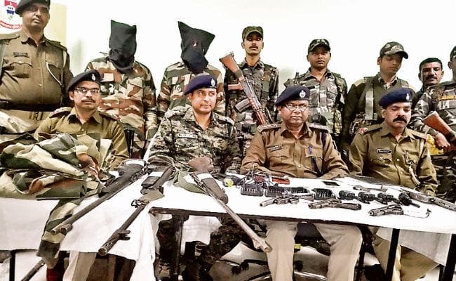 हजारीबाग : एनएसपीएम सुप्रीमो उमेश समेत दो गिरफ्तार, कारबाइन, राइफल, दो पिस्टल, वॉकी-टॉकी व पांच मोबाइल बरामद