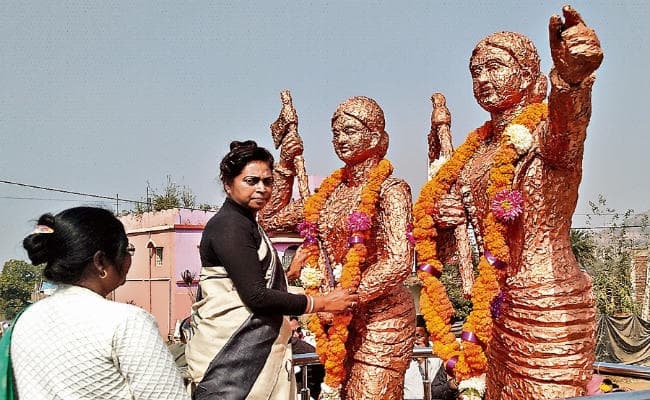 दुमका : संताल हूल में फूलो व झानो की अहम भूमिका थी : मंत्री लोइस मरांडी