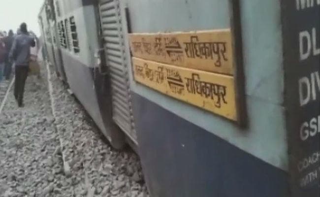 सीमांचल एक्सप्रेस दुर्घटना : जोरदार आवाज के साथ 11 डिब्बे पटरी से उतरे, छह की मौत