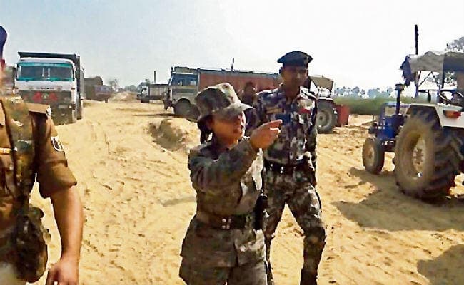 मोकामा : अवैध खनन व बालू डंपिंग के खिलाफ छापे, दो हिरासत में