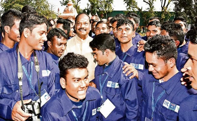 रांची : कार्य क्षमता की बदौलत झारखंड का नाम रोशन करें युवा : रघुवर