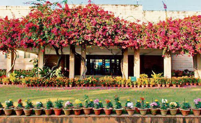 रांची : रांची जिमखाना क्लब में लोगों के लिए थिएटर के साथ स्पोर्ट्स बार की सुविधा भी उपलब्ध