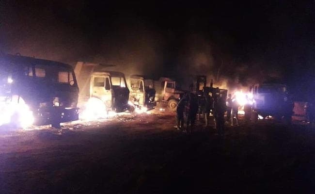 IN PICS : झारखंड में नक्सली हमला, कंस्ट्रक्शन कंपनी के 10 वाहन फूंके, 5 करोड़ का नुकसान