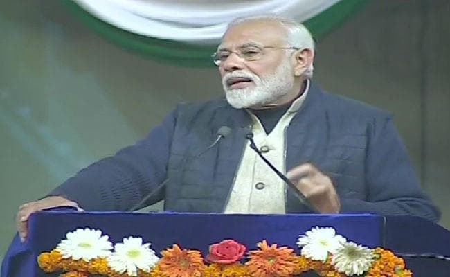 श्रीनगर में पीएम मोदी, कहा, जम्मू कश्मीर में आतंकवाद की कमर तोड़ देंगे