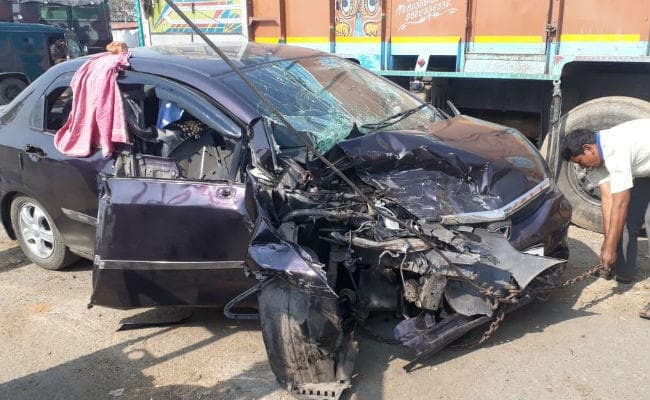 दो वाहनों के बीच भीषण टक्‍कर, शादी समारोह से घर लौट रहे सात लोग घायल, एक की मौत