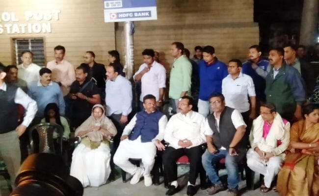 सारधा चिटफंड घोटाला : सीबीआई अधिकारियों को पुलिस ने छोड़ा, धरने पर बैठी ममता ने मोदी-शाह पर बोला हमला