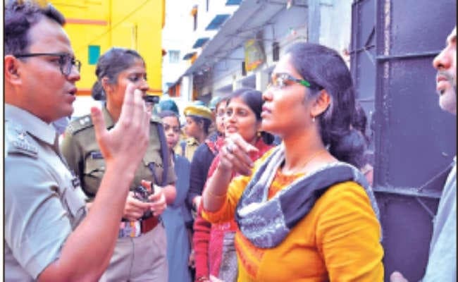 हावड़ा :  रणक्षेत्र बना परीक्षा केंद्र, बरसीं लाठियां, छह परीक्षार्थी हिरासत में, गर्भवती परीक्षार्थी सहित दर्जनों घायल