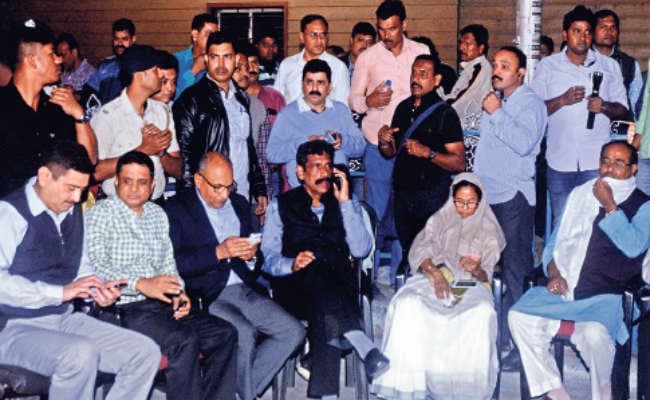 केंद्र के खिलाफ धरने पर बैठीं ममता, सुप्रीम कोर्ट पहुंची सीबीआई