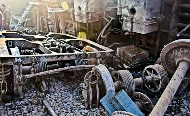 सीमाचंल एक्सप्रेस दुर्घटनाग्रस्त : आठ ट्रेनों का रूट बदला, 17 पैसेंजर ट्रेनें रद्द, आज भी इन ट्रेनों के परिचालन पर दिखेगा असर