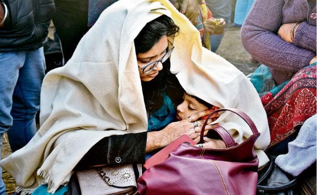 सीमाचंल एक्सप्रेस दुर्घटनाग्रस्त :  ....जब बेटे को सलामत देख मां भूल गयी अपना दर्द