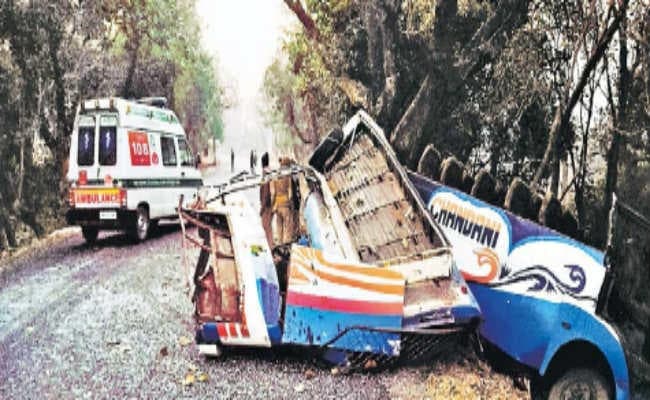 सारठ : झामुमो की रैली से लौट रही बस दुर्घटनाग्रस्त, पांच की मौत