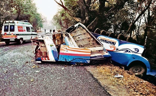 झामुमो के स्थापना दिवस समारोह से लौट रहे थे समर्थक, सारठ में बस पलटी, पांच मरे, 31 घायल, 12 घंटे बाद पहुंचे हेमंत