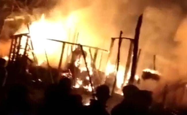 अलाव की चिनगारी से लगी आग में चार बच्चे समेत पांच जिंदा जले, आठ घर खाक