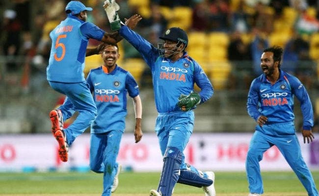 जब धौनी हों विकेट के पीछे तो संभल कर रहना...