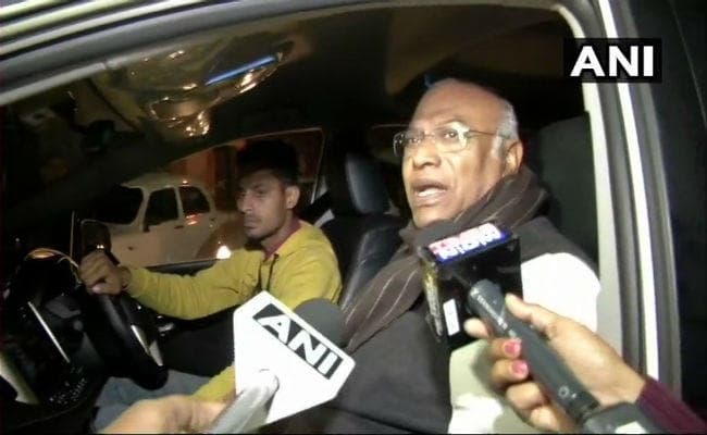 EVM पर चुनाव आयोग पहुंचा विपक्ष: वीवीपैट की 50 प्रतिशत पर्चियों के मिलान की मांग