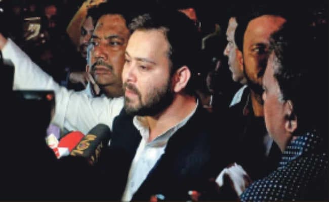 धरना मंच पर पहुंचे RJD नेता तेजस्वी यादव, कहा - ममता का सब समर्थन करें