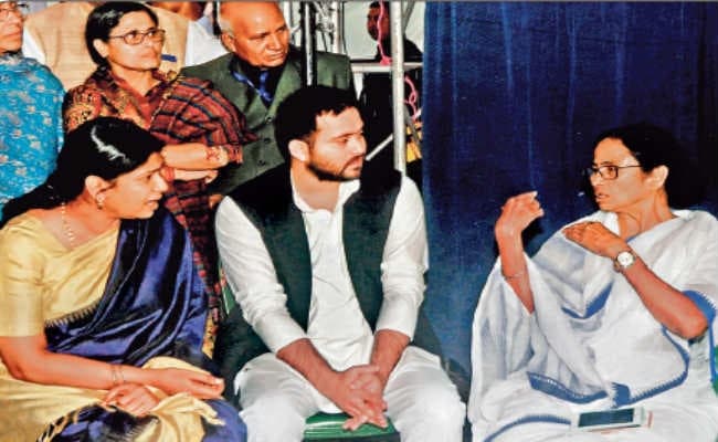 कोलकाता :  ममता के समर्थन में आगे आया विपक्ष