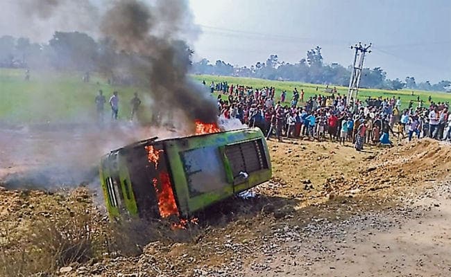 नालंदा : बस पलटने से तीन की गयी जान, ग्रामीणों ने बस फूंकी