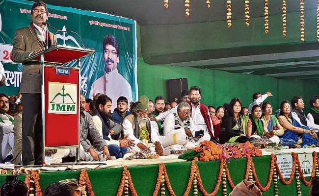 धनबाद : सरकार का कच्चा चिठ्ठा खोलें : हेमंत सोरेन