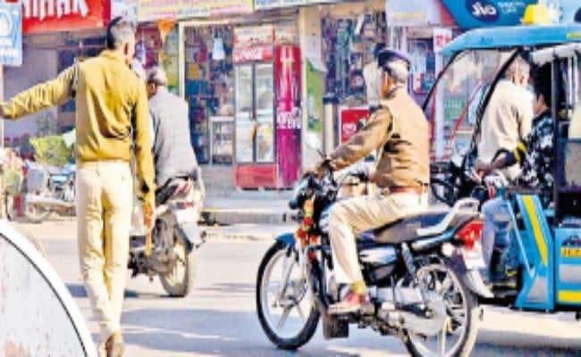 भागलपुर : सड़क पर जगह-जगह गड्ढे, कंक्रीट का ढेर हम भी कर रहे कानून का खुलकर उल्लंघन