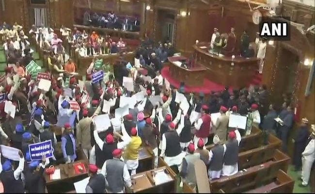 यूपी बजट सत्रः सपा-बसपा विधायकों ने जमकर किया बवाल, राज्यपाल पर फेंके कागज के गोले,एक MLA बेहोश