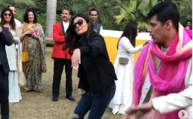 सुष्मिता सेन ने ''चुनरी चुनरी'' गाने पर दूल्‍हे संग किया ऐसा धांसू डांस, VIDEO VIRAL