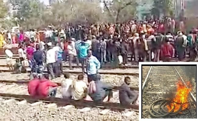 रेलवे क्रॉसिंग पर पेंटिंग कर रहे मजदूर को लगा करंट, मौत से गुस्साये लोगों ने रेल ट्रैक जाम कर परिचालन किया बाधित