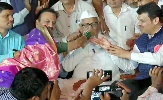 फडणवीस के आश्वासन के बाद अन्‍ना हजारे ने अपना अनिश्चितकालीन अनशन खत्‍म किया