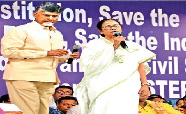 सुप्रीम कोर्ट ने पुलिस कमिश्नर को सीबीआइ के सामने पेश होने का दिया निर्देश, नहीं होगी गिरफ्तारी, 	ममता ने तीसरे दिन खत्म किया धरना