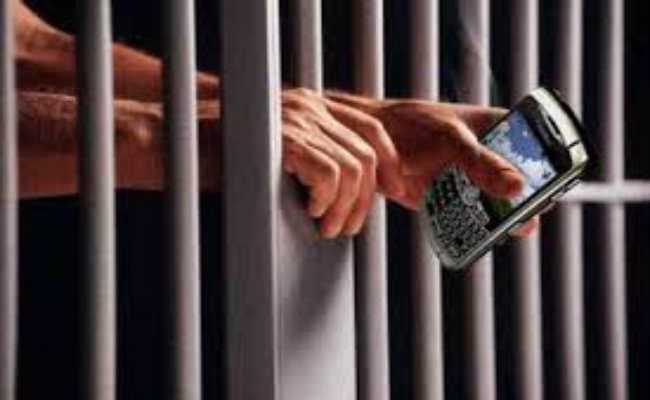 कोलकाता :   जेल में फोन पर बात करते रंगेहाथों पकड़े गये दो कैदी