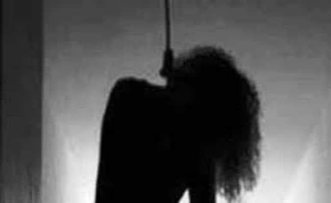 सिलीगुड़ी :  फंदे से लटकता मिला बार बाला का शव, दुर्गानगर इलाके में सनसनी, अवैध संबंध का शक