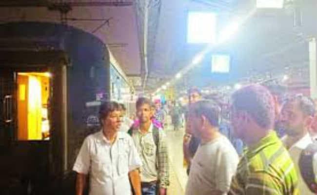 बांकुड़ा :   कुड़ा स्टेशन पर यात्रियों का हंगामा