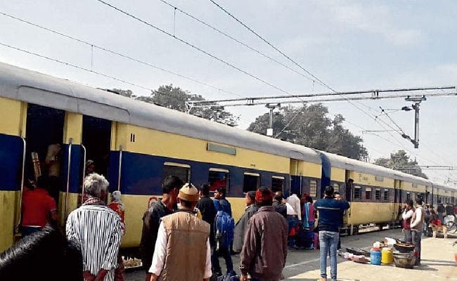 ट्रेन हादसा : बरौनी-हाजीपुर रेलखंड पर चलने लगीं ट्रेनें