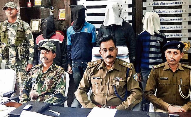 खूंटी : एरिया कमांडर के दो सहयोगी समेत डॉक्टर-कंपाउंडर गिरफ्तार