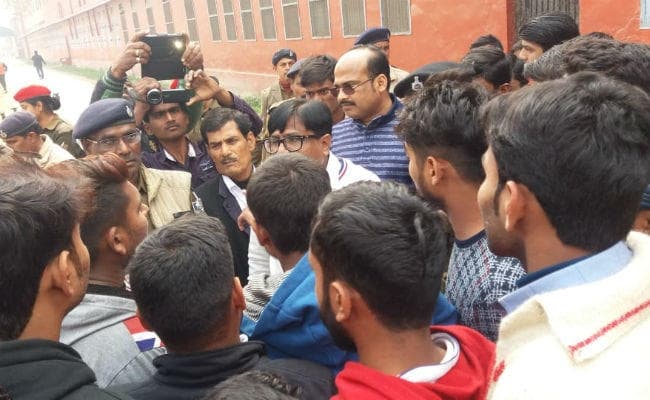 INTER EXAM : देर से परीक्षा केंद्र पहुंचे छात्रों को अंदर जाने से रोका, छात्रों ने किया हंगामा, औरंगाबाद में प्रश्नपत्र हुआ वायरल!