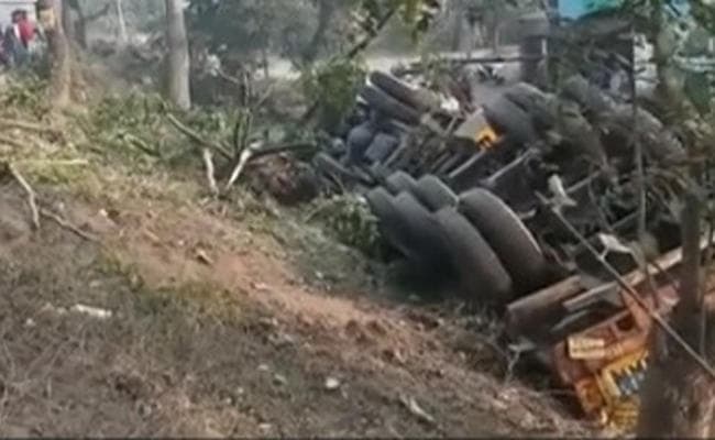 Jharkhand : रामगढ़ में होटल पर पलटा अनियंत्रित ट्रेलर, शहर की बिजली गुल