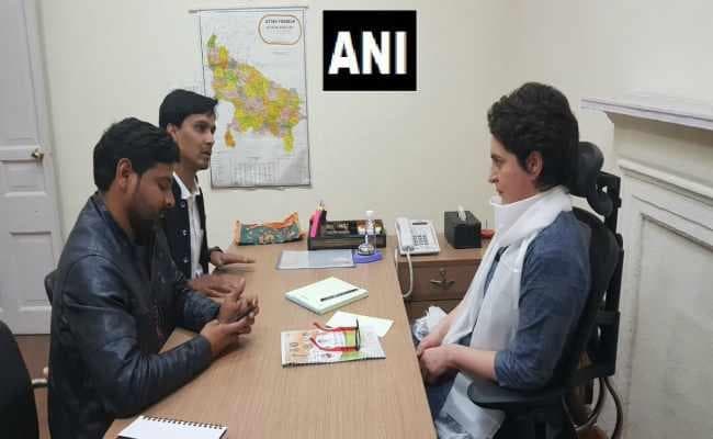 कांग्रेस हेडक्वार्टर पहुंचीं प्रियंका गांधी, कार्यकर्ताओं से की बात
