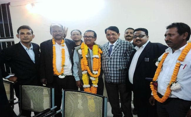 गुमला बार एसोसिएशन चुनाव : नंदलाल अध्यक्ष व अनुपचंद्र सचिव बने