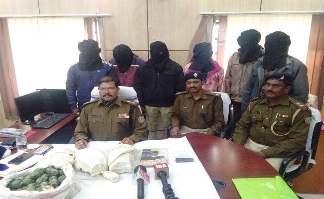 गुमला : फिल्मी अंदाज में डीलर से लेवी का पैसा लेने पहुंचे दो अपराधियों को पुलिस ने दबोचा