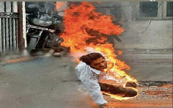 दुमका : इस वजह से युवक ने अपने शरीर पर छिड़का पेट्रोल, लगायी आग, गंभीर