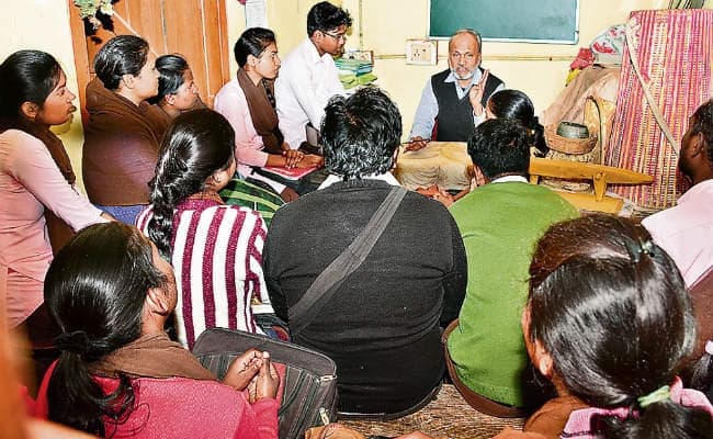 रांची : न बेंच का पता न डेस्क का, कमरे के बाहर से विद्यार्थी करते हैं क्लास