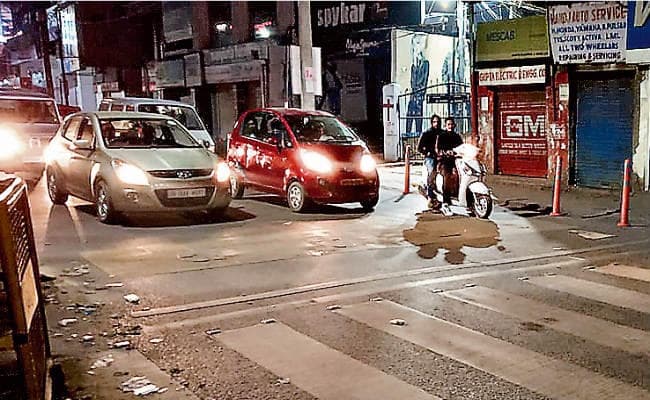 रांची : देर रात सड़क खाली हो, तो भी रेड लाइट जंप नहीं करते वाहन चालक