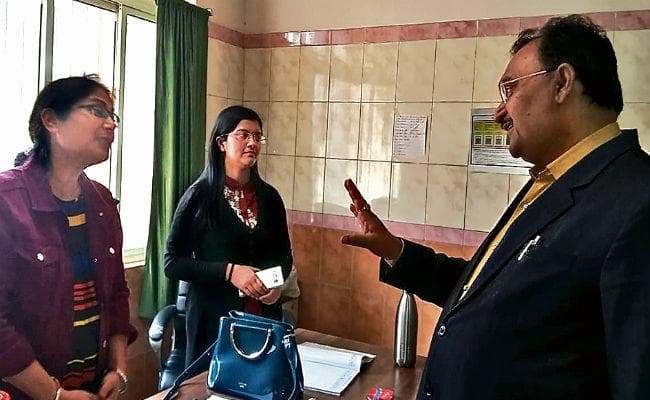 ओपीडी बंद कराने पहुंचे झासा के पदाधिकारी से भिड़ी डॉक्टर, पूछा, क्या आप चाहते हैं, गर्भवती शॉक में चली जाये और हम हड़ताल करें