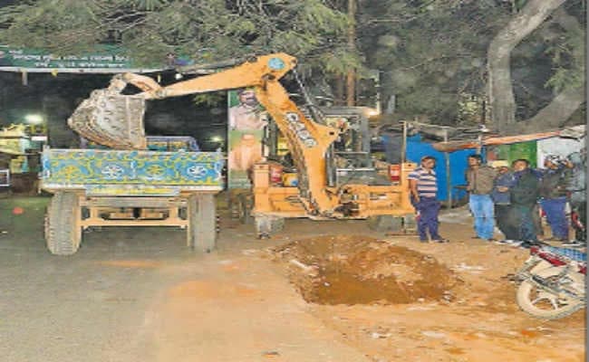 देवघर : एनएच को पता नहीं है बाबा मंदिर का कैलेंडर, बसंत पंचमी मेला से पहले खोद डाली सड़क, हो रही फजीहत