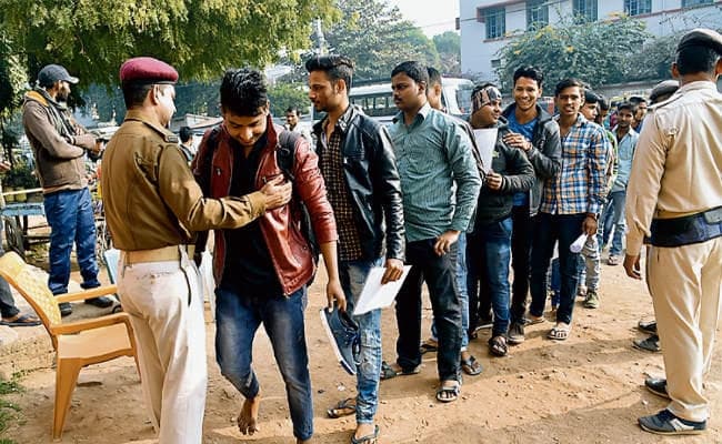 बिहार बोर्ड : कड़ी सुरक्षा के बीच शुरू हुई इंटरमीडिएट परीक्षा, पेपर पैटर्न देख खिले परीक्षार्थियों के चेहरे