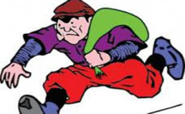 पटना : 10-10 के नोट गिराये और डेढ़ लाख से भरा बैग ले भागे