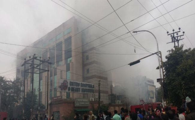 नोएडा : हॉस्पिटल में लगी भीषण आग, शीशा तोड़कर मरीजों को निकाला जा रहा है बाहर