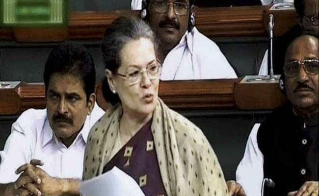 ...और जब नितिन गडकरी के काम की तारीफ पर सोनिया गांधी ने भी थपथपाई मेज