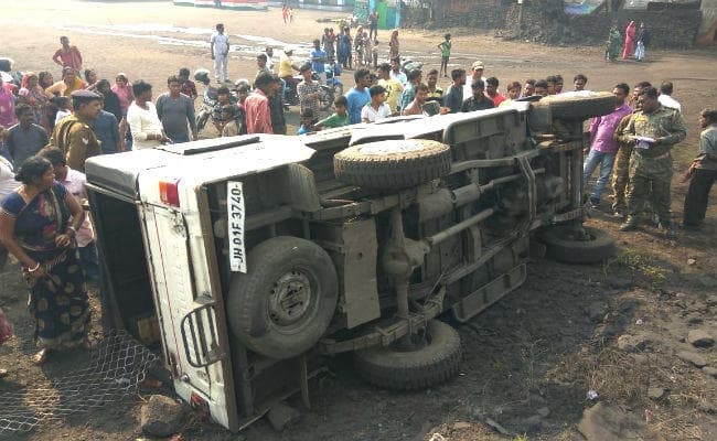 फुसरो में बच्चों से भरी स्कूल वैन पलटी, बड़ी घटना टली, सभी बच्चे सुरक्षित